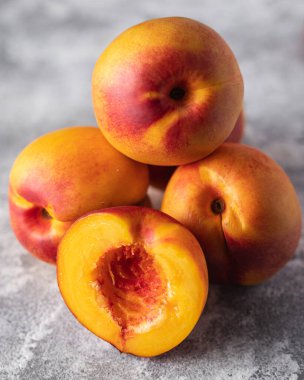 Nektarin taze şeftali, tatlı tatlı tatlı masada atıştırmalık.