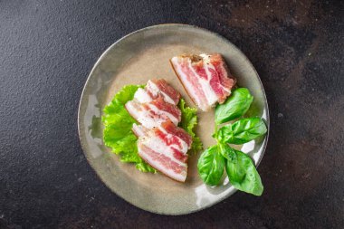 Domuz yağı, domuz yağı, ev yapımı abur cubur fotokopi masasında.