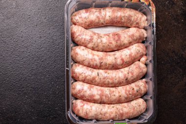 Çiğ sosis et domuz eti, sığır eti, fikir, tavuk, kuzu taze porsiyon hazır yemek için masa fotokopisi arka plan kırsalında. üst görünüm keto veya paleo diyeti