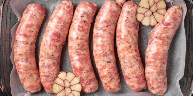 Çiğ sosis et domuz eti, sığır eti, fikir, tavuk, kuzu taze porsiyon hazır yemek için masa fotokopisi arka plan kırsalında. üst görünüm keto veya paleo diyeti