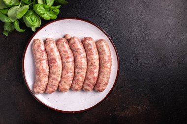 Çiğ sosis et domuz eti, sığır eti, fikir, tavuk, kuzu taze porsiyon hazır yemek için masa fotokopisi arka plan kırsalında. üst görünüm keto veya paleo diyeti