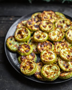 Kabak kızartmalı sebze ızgarası B-B-Q taze porsiyon yemek için hazır. Top view keto ya da paleo diyet vejetaryen ya da vejetaryen yemekleri