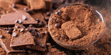 Çikolatalı yer mantarı ve kakao tozu. Doğal tatlı. Masada atıştırmalıklar.
