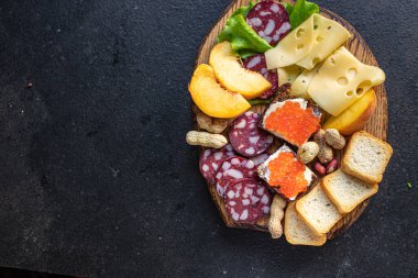 Çerez tabağı aperatifleri havyar, sosis, et, peynir, fındık, şeftali, meyve, tost ekmeği atıştırmalığı. 