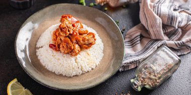 Köri soslu tavuk eti, pilav soslu domates sosu, yemek aperatifi, masa üzerinde fotokopi. 