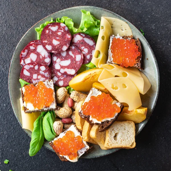 Snack Tallrik Aptitretare Antipasto Kaviar Korv Kött Ost Nötter Persika — Stockfoto