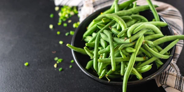 绿豆新鲜收获豆类有机食品小吃桌上抄袭太空食品背景 — 图库照片