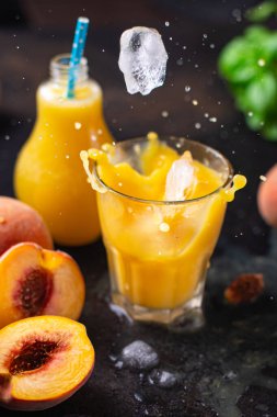 Şeftali suyu, şeftali suyu, içecek, içecek, taze porsiyon, sofrada atıştırmaya hazır yemek, fotokopi, arka plan yemeği, kırsal. en üstteki görünüm