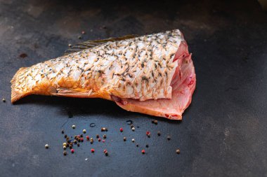 Çiğ balık taze başsız sazan balığı taze tatlı su balığı masadaki deniz ürünleri yemeği fotokopisi uzay yiyecekleri arka plan kırsal 