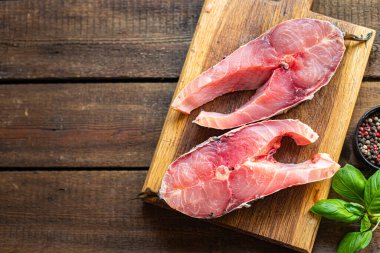 Çiğ balık taze başsız sazan balığı taze tatlı su balığı masadaki deniz ürünleri yemeği fotokopisi uzay yiyecekleri arka plan kırsal 