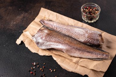 çiğ beyaz balık taze porsiyon yemek için hazır yemek fotokopisi arka plan kırsalında. Üst görünüm keto veya paleo diyet gıda pesseeter 