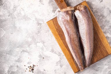 çiğ beyaz balık taze porsiyon yemek için hazır yemek fotokopisi arka plan kırsalında. Üst görünüm keto veya paleo diyet gıda pesseeter 