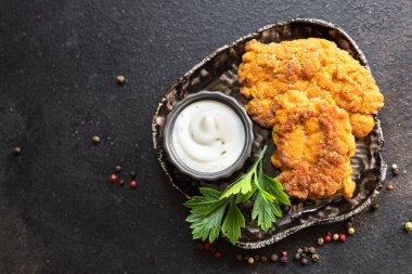 Balık yumurtası pirzolalar masada kızarmış havyar fotokopi alanı arka plan kırsal 