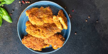 Balık yumurtası pirzolalar masada kızarmış havyar fotokopi alanı arka plan kırsal 