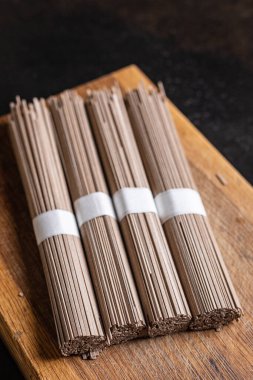 soba çiğ karabuğday eriştesi. Masada porsiyon yemek aperatifi hazırlamak için hazır. Fotokopi alanı arka plan kırsal. 