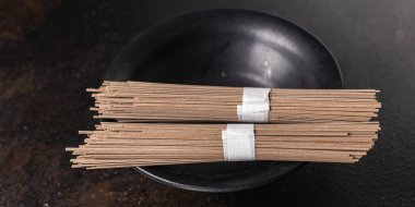 soba çiğ karabuğday eriştesi. Masada porsiyon yemek aperatifi hazırlamak için hazır. Fotokopi alanı arka plan kırsal. 