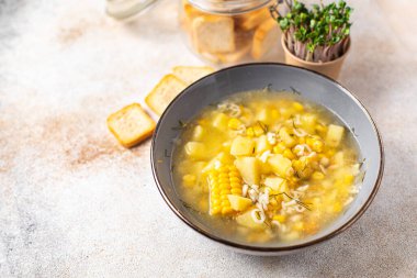 Çorba sebzeleri mısır, patates, makarna alfabesi, et suyu et suyu masadaki taze porsiyon yemek atıştırmalıkları arka plandaki uzay yiyecekleri kırsalında. Top view keto ya da paleo diyet vejetaryen ya da vejetaryen yemekleri