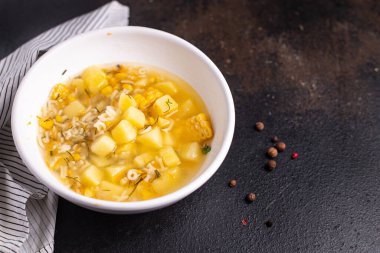 Çorba sebzeleri mısır, patates, makarna alfabesi, et suyu et suyu masadaki taze porsiyon yemek atıştırmalıkları arka plandaki uzay yiyecekleri kırsalında. Top view keto ya da paleo diyet vejetaryen ya da vejetaryen yemekleri