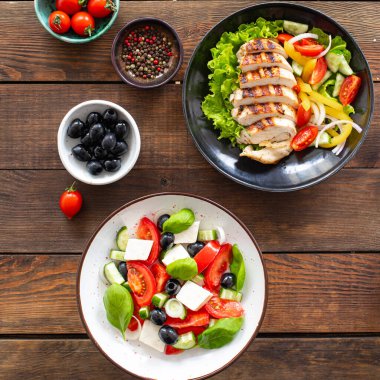 Salataların menüsü farklı sebzeler, et, şifalı bitkiler yemek için hazır taze porsiyon fotokopi makinesi arka plan kırsalında. üst görünüm keto veya paleo diyeti