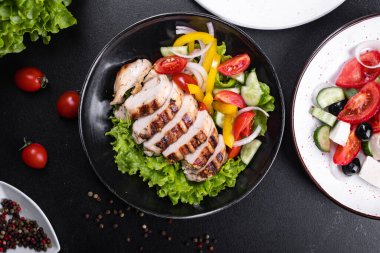 Salataların menüsü farklı sebzeler, et, şifalı bitkiler yemek için hazır taze porsiyon fotokopi makinesi arka plan kırsalında. üst görünüm keto veya paleo diyeti