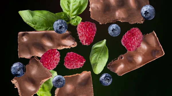 Chocolate Bar Doce Sobremesa Noz Manjericão Framboesa Blueberry Refeição Lanche — Fotografia de Stock