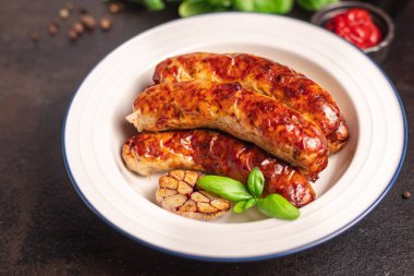 Seitan vejetaryen sosis vejetaryen vejetaryen vejetaryen vejetaryen buğday klasik soya tadı ya da aperatifi masada yemeye hazır sağlıklı atıştırmalıklar üst görünüm metin yemek arka planı için fotokopi alanı