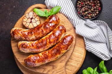 Seitan vejetaryen sosis vejetaryen vejetaryen vejetaryen vejetaryen buğday klasik soya tadı ya da aperatifi masada yemeye hazır sağlıklı atıştırmalıklar üst görünüm metin yemek arka planı için fotokopi alanı