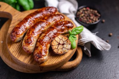 Seitan vejetaryen sosis vejetaryen vejetaryen vejetaryen vejetaryen buğday klasik soya tadı ya da aperatifi masada yemeye hazır sağlıklı atıştırmalıklar üst görünüm metin yemek arka planı için fotokopi alanı