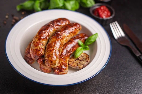 Seitan vejetaryen sosis vejetaryen vejetaryen vejetaryen vejetaryen buğday klasik soya tadı ya da aperatifi masada yemeye hazır sağlıklı atıştırmalıklar üst görünüm metin yemek arka planı için fotokopi alanı