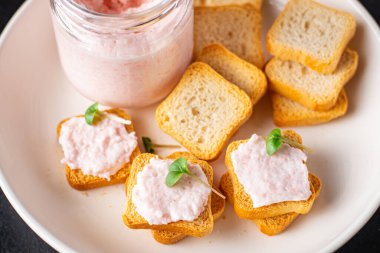 Smorrebrod tereyağı, ekmek kapelininin üzerine karides serpiştirmiş deniz ürünleri taze porsiyon tadıyor ve masa fotokopisinin arka planındaki yemek kırsalında atıştırmaya hazır. Üst düzey vejetaryen diyet yemekleri. 