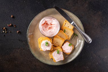 Smorrebrod tereyağı, ekmek kapelininin üzerine karides serpiştirmiş deniz ürünleri taze porsiyon tadıyor ve masa fotokopisinin arka planındaki yemek kırsalında atıştırmaya hazır. Üst düzey vejetaryen diyet yemekleri. 