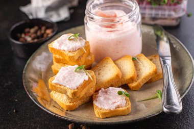 Smorrebrod tereyağı, ekmek kapelininin üzerine karides serpiştirmiş deniz ürünleri taze porsiyon tadıyor ve masa fotokopisinin arka planındaki yemek kırsalında atıştırmaya hazır. Üst düzey vejetaryen diyet yemekleri. 
