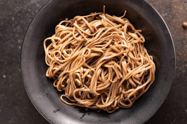 Soba karabuğday eriştesi taze porsiyon yemek aperatifi fotokopi uzayı arka plan kırsalında. Vejetaryen ya da vejetaryen yemekleri