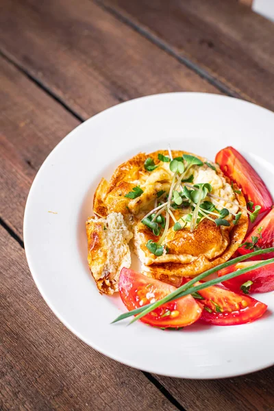 Omlet Warzywami Świeże Śniadanie Smażone Jajka Pomidory Ogórek Świeża Porcja — Zdjęcie stockowe