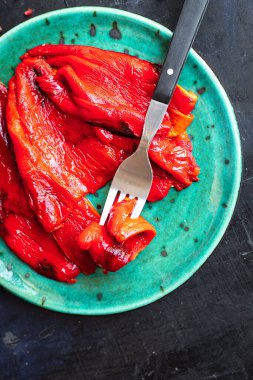 Soyulmuş biber ızgara fırınlanmış sebze biberi ızgara taze porsiyon. Masada atıştırmalık yemek için hazır.