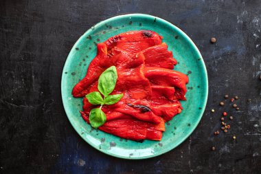 Soyulmuş biber ızgara fırınlanmış sebze biberi ızgara taze porsiyon. Masada atıştırmalık yemek için hazır.