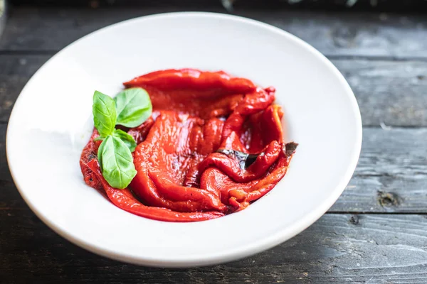 Soyulmuş biber ızgara fırınlanmış sebze biberi ızgara taze porsiyon. Masada atıştırmalık yemek için hazır.