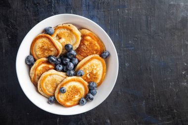Yaban mersinli gözleme taze tatlı tatlı porsiyon hazır sofrada atıştırmalık yemek için hazır arka plandaki uzay yiyecekleri kırsalında. en üstteki görünüm