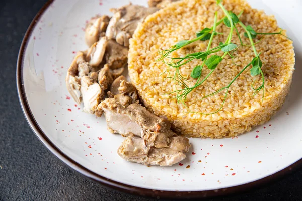 Tarwepap Met Gekookt Kippenvlees Gezond Voedsel Vers Portie Klaar Eten — Stockfoto