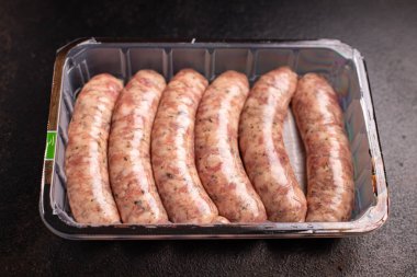 Çiğ sosisler sebze proteini seitan etsiz soya vejetaryeni ya da vejetaryen aperatifi masada yemeye hazır sağlıklı yemek malzemesi üst görünümde fotokopi uzay yemeği arka plan kırsal