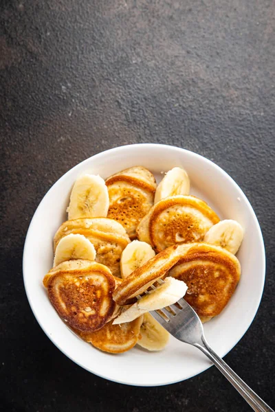 Pannkakor Banan Skivor Sirap Eller Honung Läcker Frukost Söt Dessert — Stockfoto