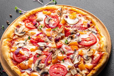 Pizza sebzeleri, domates, biber, soğan, mantar, mısır ve daha bir sürü taze porsiyon. Masanın üzerinde yemek atıştırmalığı yemek için hazır. Vejetaryen ya da vejetaryen yemekleri.