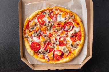 Pizza sebzeleri, domates, biber, soğan, mantar, mısır ve daha bir sürü taze porsiyon. Masanın üzerinde yemek atıştırmalığı yemek için hazır. Vejetaryen ya da vejetaryen yemekleri.
