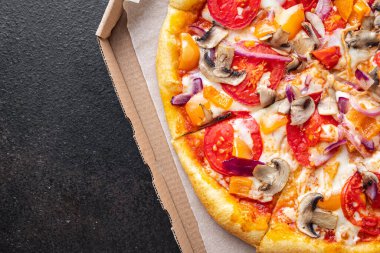 Pizza sebzeleri, domates, biber, soğan, mantar, mısır ve daha bir sürü taze porsiyon. Masanın üzerinde yemek atıştırmalığı yemek için hazır. Vejetaryen ya da vejetaryen yemekleri.