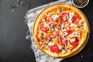 Pizza sebzeleri, domates, biber, soğan, mantar, mısır ve daha bir sürü taze porsiyon. Masanın üzerinde yemek atıştırmalığı yemek için hazır. Vejetaryen ya da vejetaryen yemekleri.