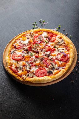 Pizza sebzeleri, domates, biber, soğan, mantar, mısır ve daha bir sürü taze porsiyon. Masanın üzerinde yemek atıştırmalığı yemek için hazır. Vejetaryen ya da vejetaryen yemekleri.