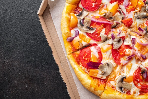 Pizza sebzeleri, domates, biber, soğan, mantar, mısır ve daha bir sürü taze porsiyon. Masanın üzerinde yemek atıştırmalığı yemek için hazır. Vejetaryen ya da vejetaryen yemekleri.