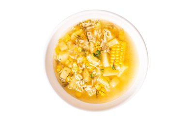 Mısır çorbası, vejetaryen sebze patatesleri, makarna alfabesi, sebze çorbası. Masada taze porsiyon atıştırmalığı yok. Arka planda fotokopi uzayı vejetaryen yemeği. 