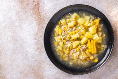 Mısır çorbası, vejetaryen sebze patatesleri, makarna alfabesi, sebze çorbası. Masada taze porsiyon atıştırmalığı yok. Arka planda fotokopi uzayı vejetaryen yemeği. 