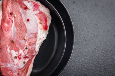 Çiğ ördek göğsü kümes hayvanları taze porsiyon yemek için hazır yemek fotokopisi arka plan kırsalında. üst görünüm keto veya paleo diyeti